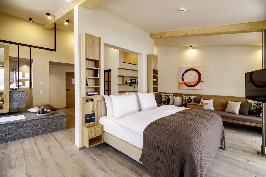 Großzügige Suite im Posthotel Achenkirch mit vielen Holzelementen und Badewanne