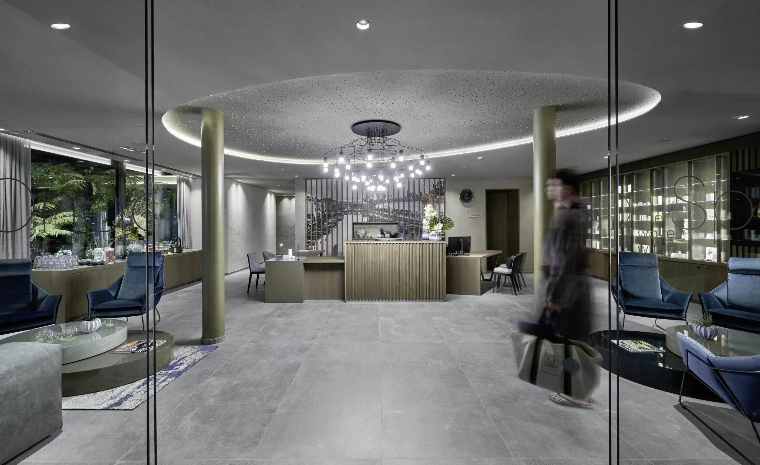 Spa Rezeption im Quellenhof Luxury Resort Lazise mit Sitzm&ouml;glichkeiten und Getr&auml;nkebar