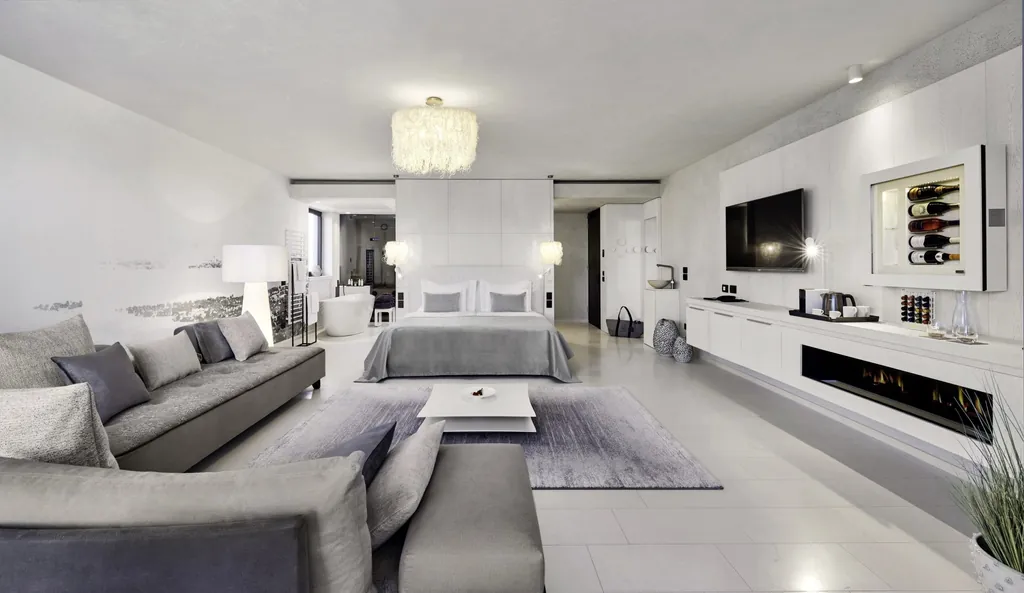 Luxuriöse Suite in hellen Weiß- und Grautönen im Quellenhof Luxury Resort Lazise