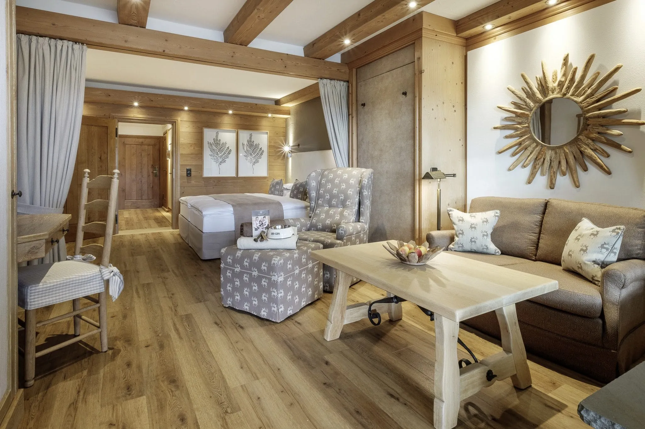 Harmonisch gestaltete Suite im Sonnenalp Resort im alpinen Stil in warmen Beige- und Holzt&ouml;nen und mit einem Begr&uuml;&szlig;ungspaket f&uuml;r Hundebesitzer