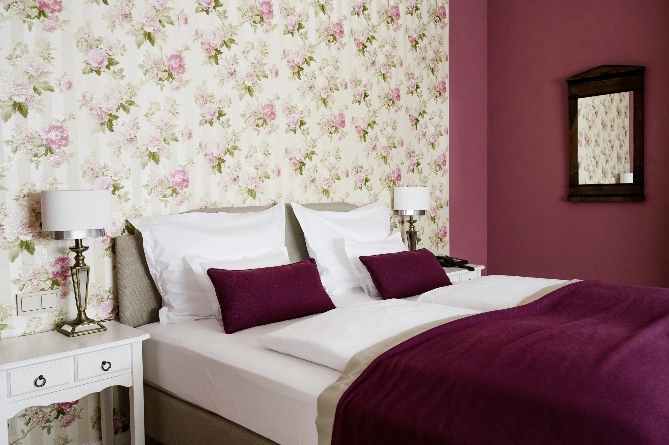 Doppelzimmer im englischen Landhausstil mit roten Farbakzenten im Wald & Schlosshotel Friedrichsruhe