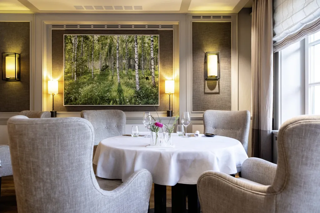 Eingedeckter Tisch vor Gem&auml;lde mit Birken im eleganten Ambiente des Sternerestaurant Tipkens by Nils Henkel