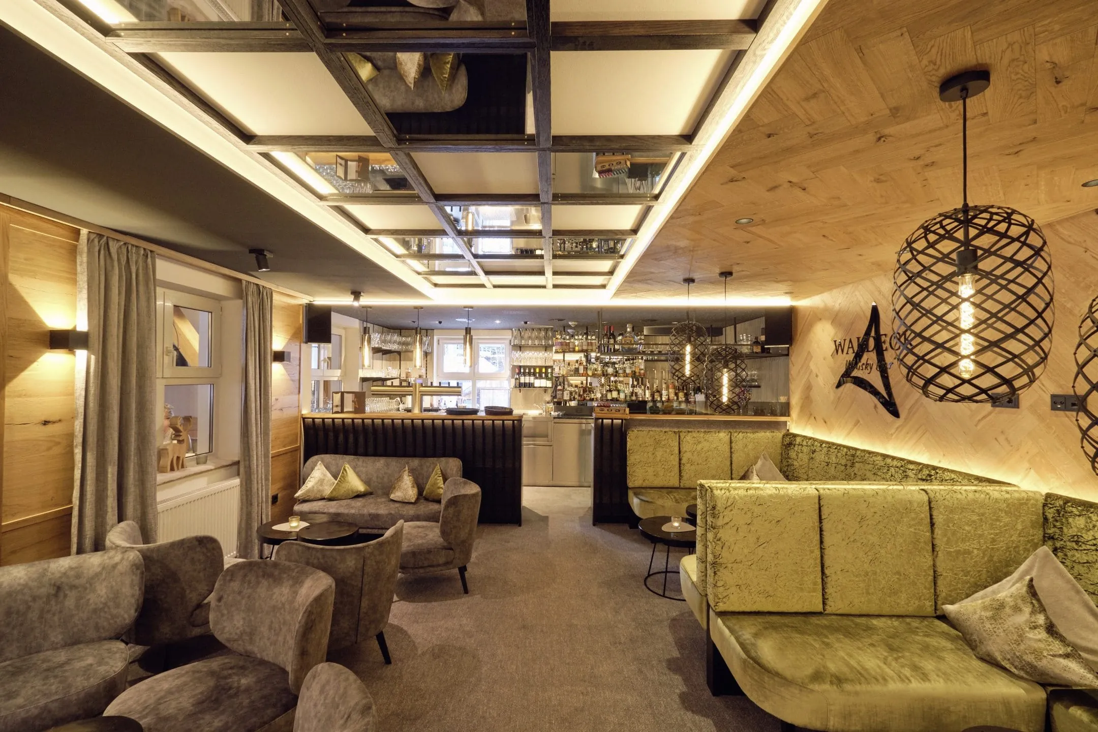 Stylische Hotelbar im Hunderesort Waldeck in Bayern mit Tresen und gepolsterten Sitzmöglichkeiten