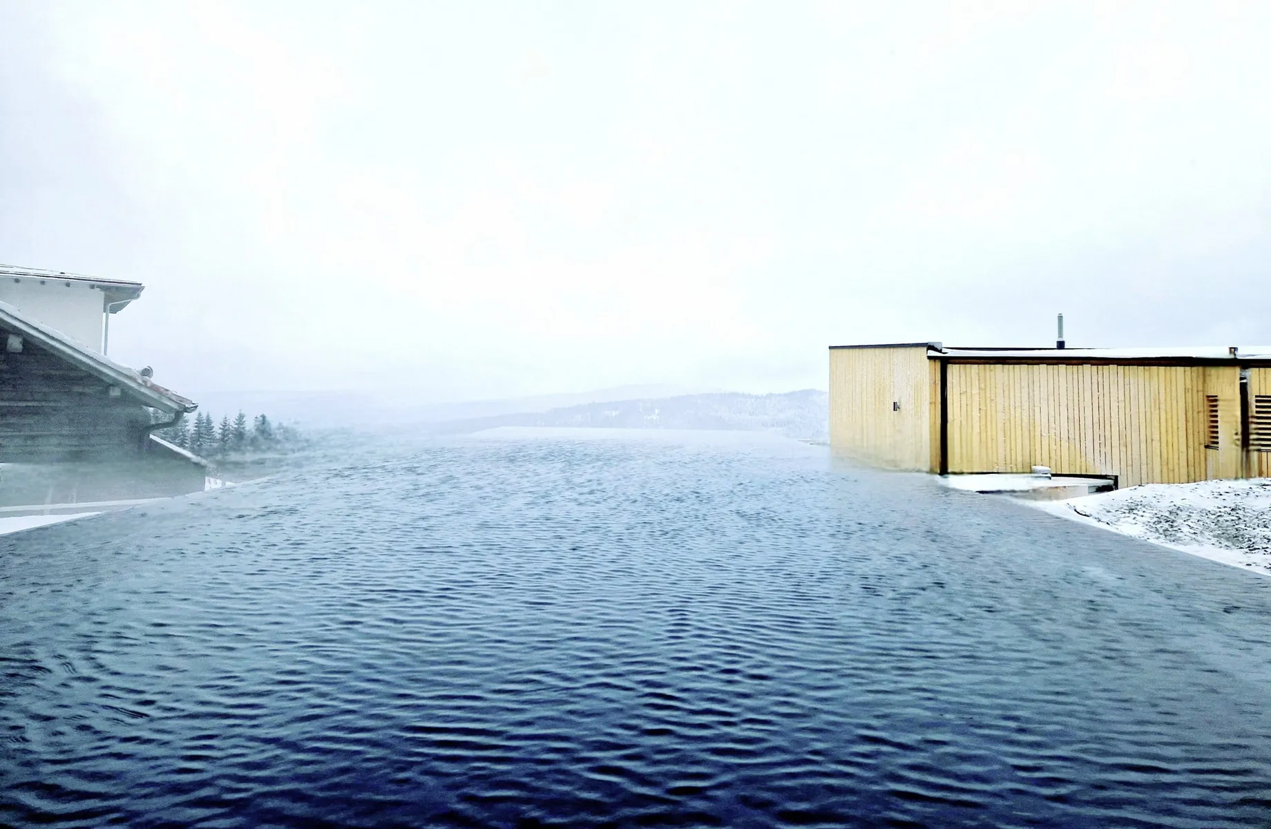 Outdoor-Infinitypool im Winter mit Blick auf den verschneiten Bayerischen Wald