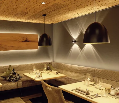 Restaurantstube mit eingedeckten Tischen im Hunderesort Waldeck