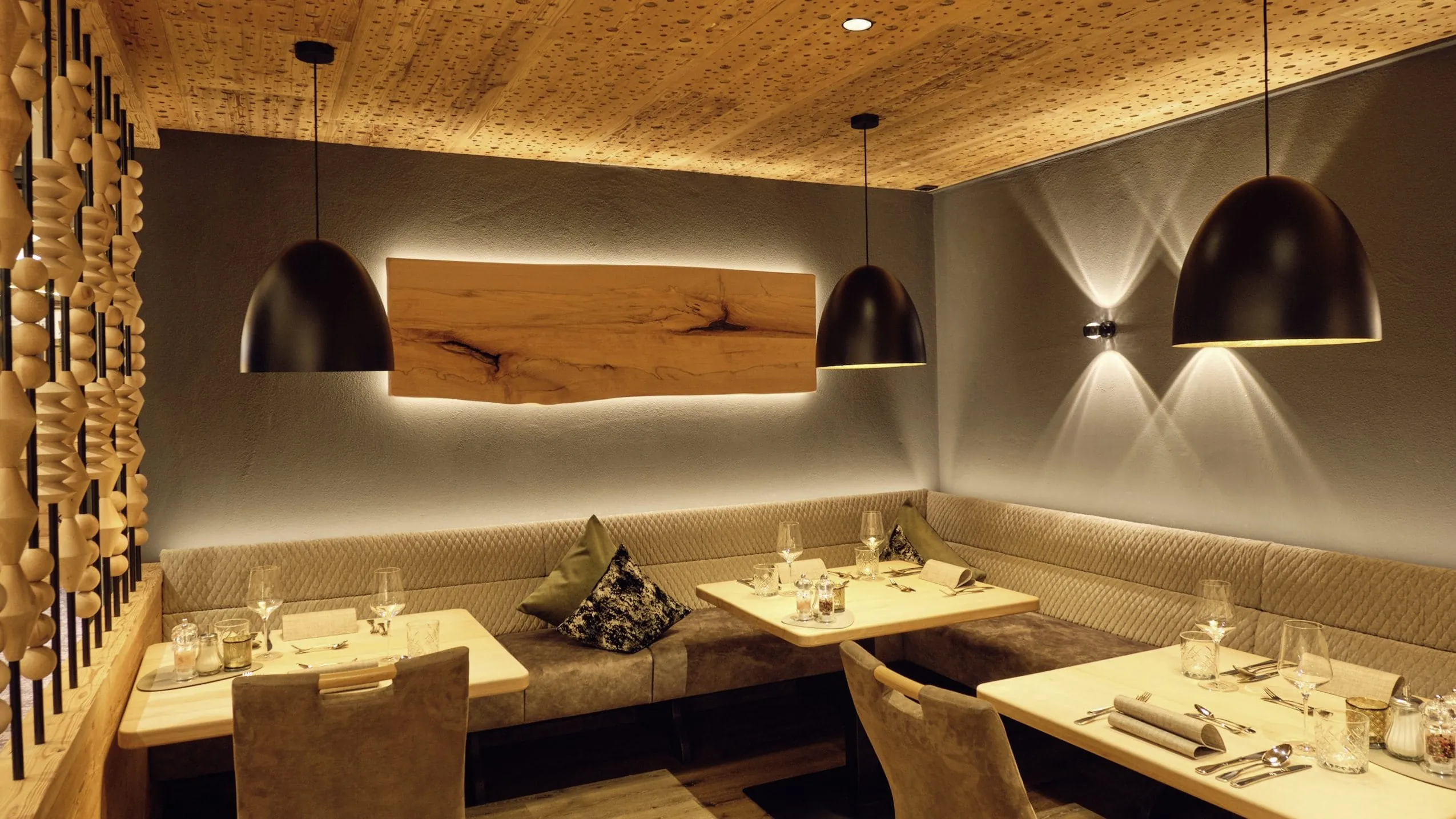 Restaurantstube mit eingedeckten Tischen im Hunderesort Waldeck