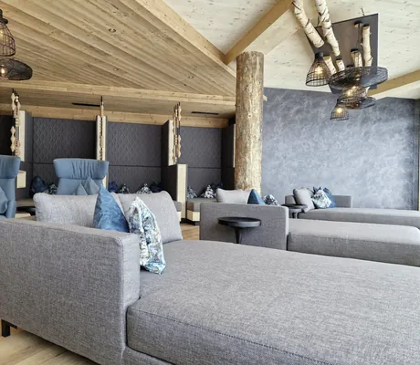 Neu gestalteter Ruhebereich im Hunderesort Waldeck mit großen Sofaliegen und Ruhekojen