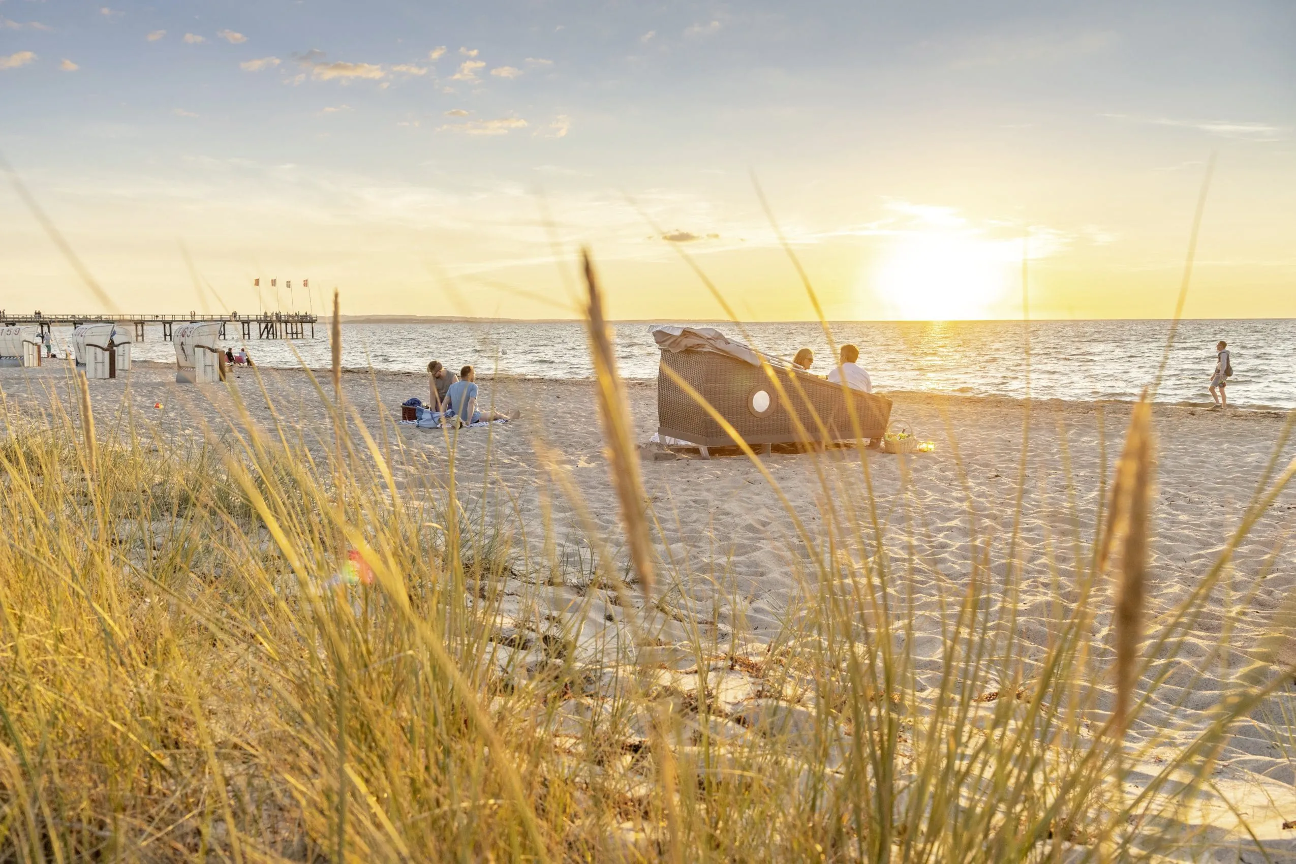 Schlafstrandkorb mit P&auml;rchen auf dem Ostseestrand direkt vor dem Meer