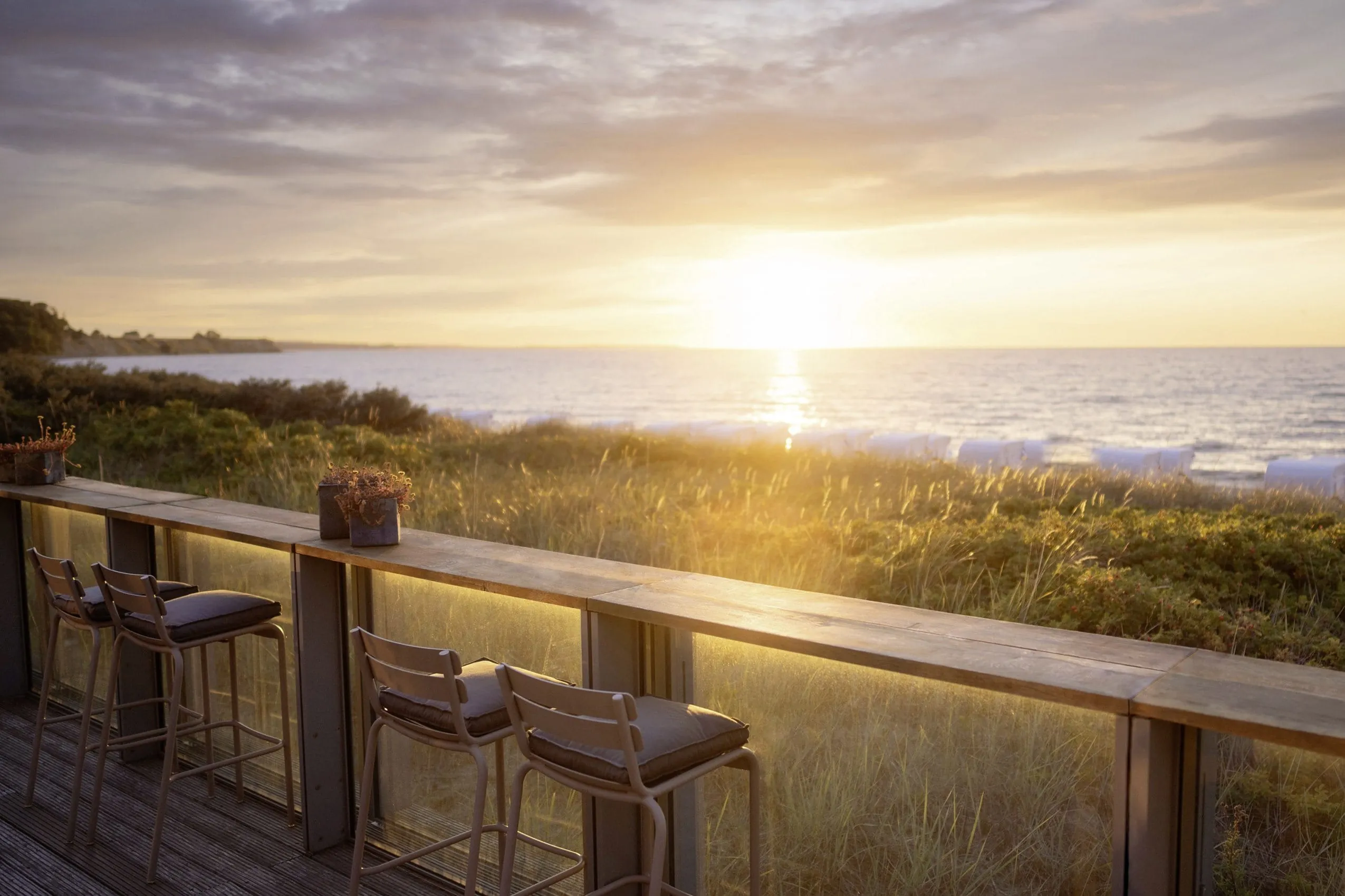 Ausblick von der Terrasse des Restaurant Bootshaus auf die untergehende Sonne über der Ostsee