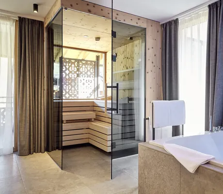 Private Sauna neben Badewanne im Hotel die HOCHKÖNIGIN