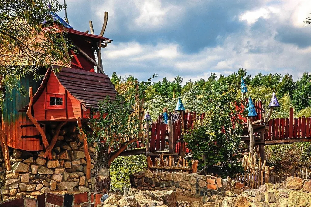 Blick in die Erlebniswelt Die geheime Welt von Turisede mit Höhenweg und Baumhäusern