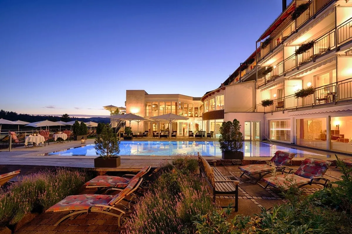 Aussenbereich mit Pool im Berlins Krone Lamm