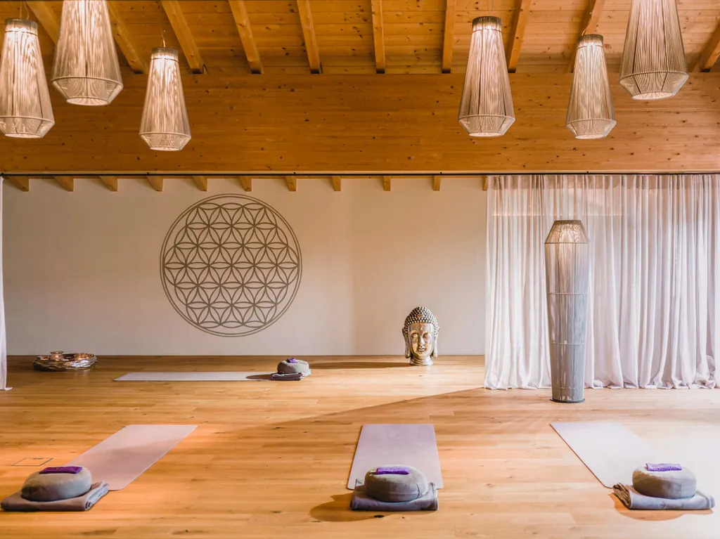 Yogaraum mit Decken und Kissen im Das Koenig-Ludwig