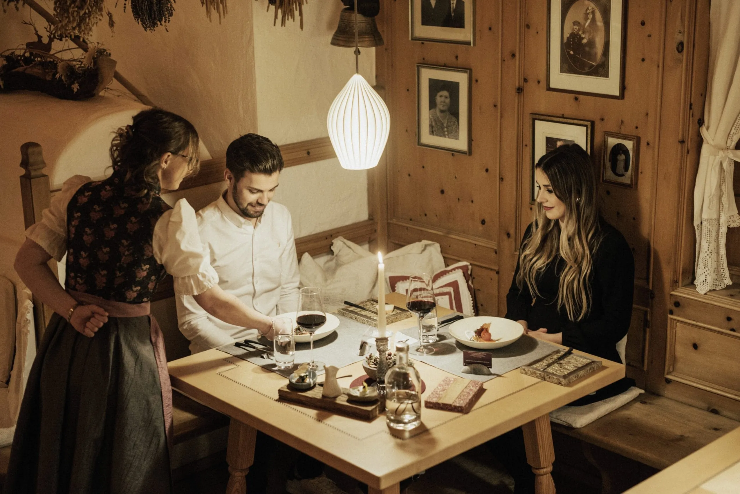 Paar in rustikaler Stube des Restaurants Das R&uuml;bezahl