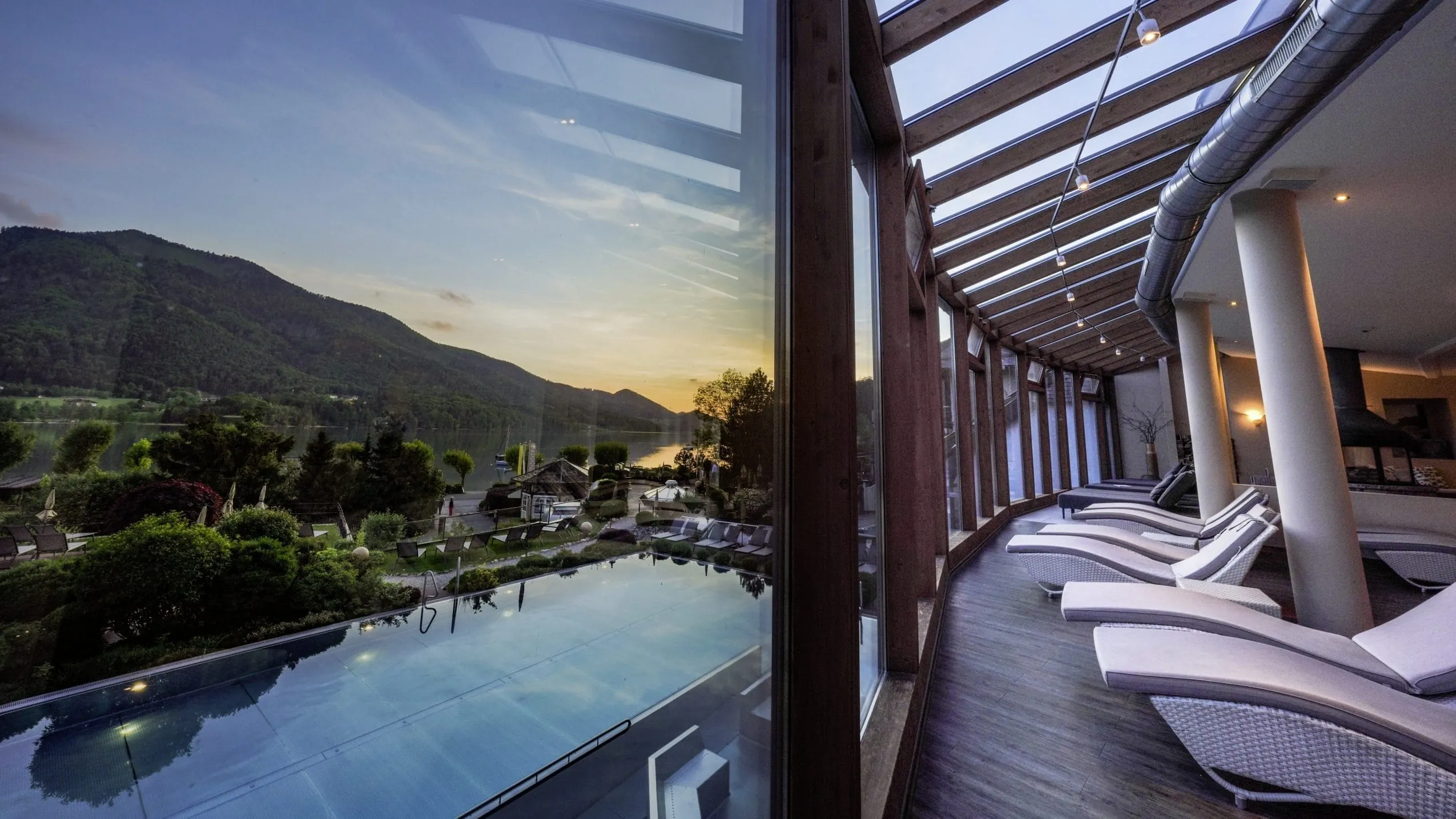 Spa-Ruheraum mit Blick auf Outdoorpool und See im Ebners Waldhof am See