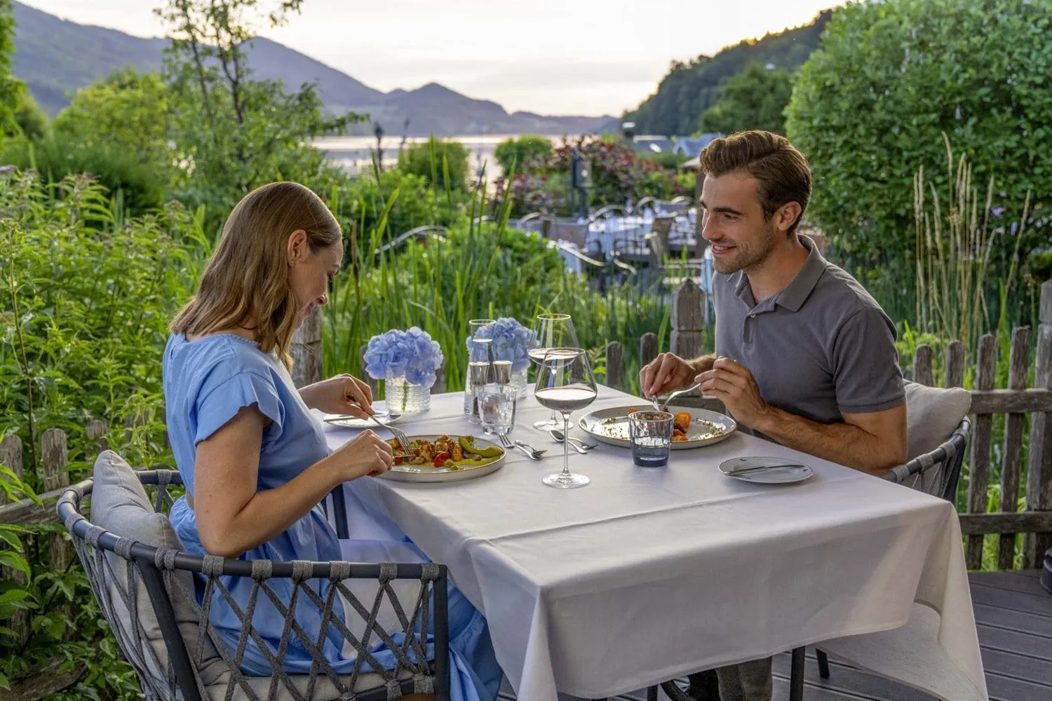 Junges Paar speist auf der Terrasse des Ebners Waldhof am See