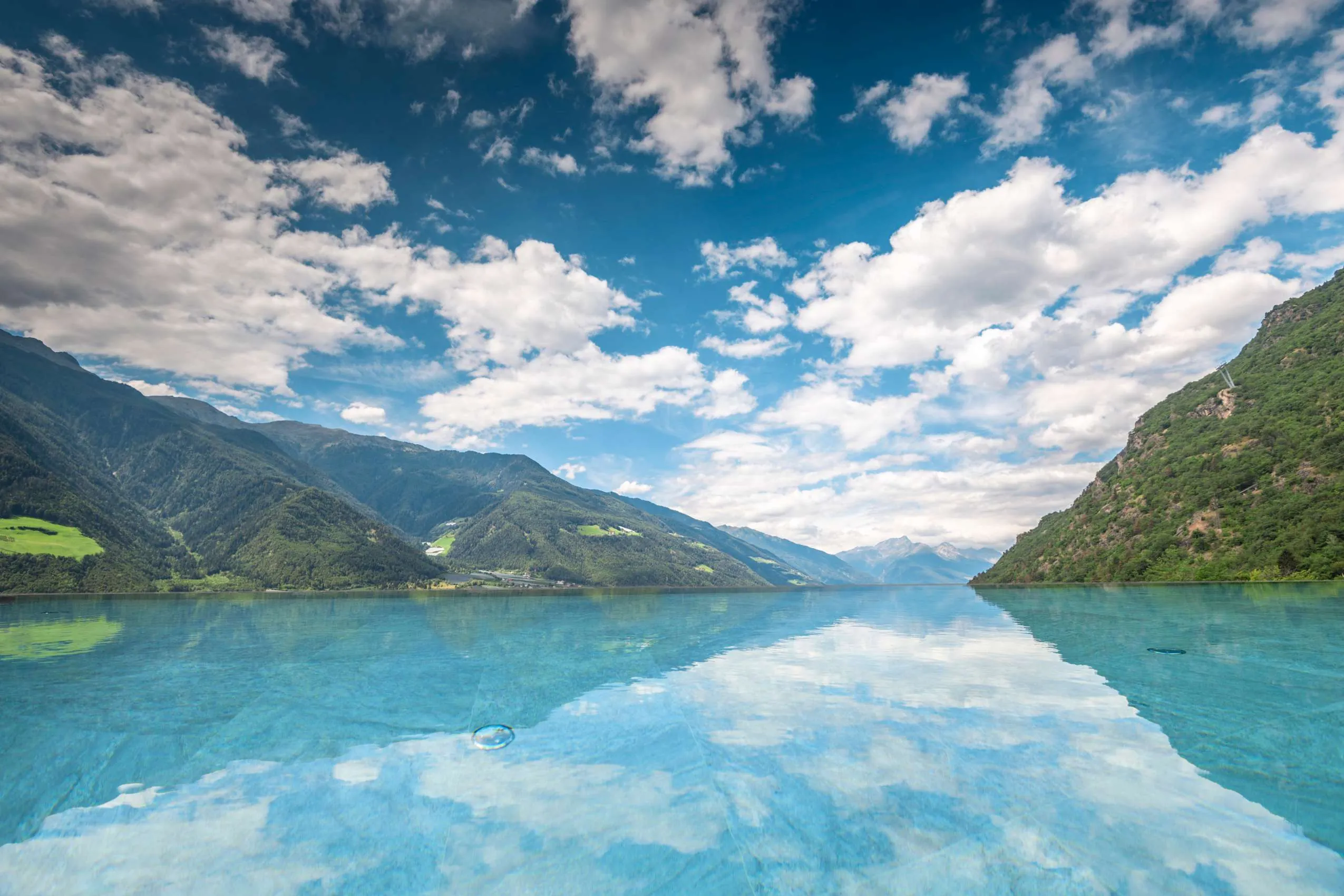 Infinity-Rooftop-Pool des Preidlhof mit breitem Horizont und Bergblick