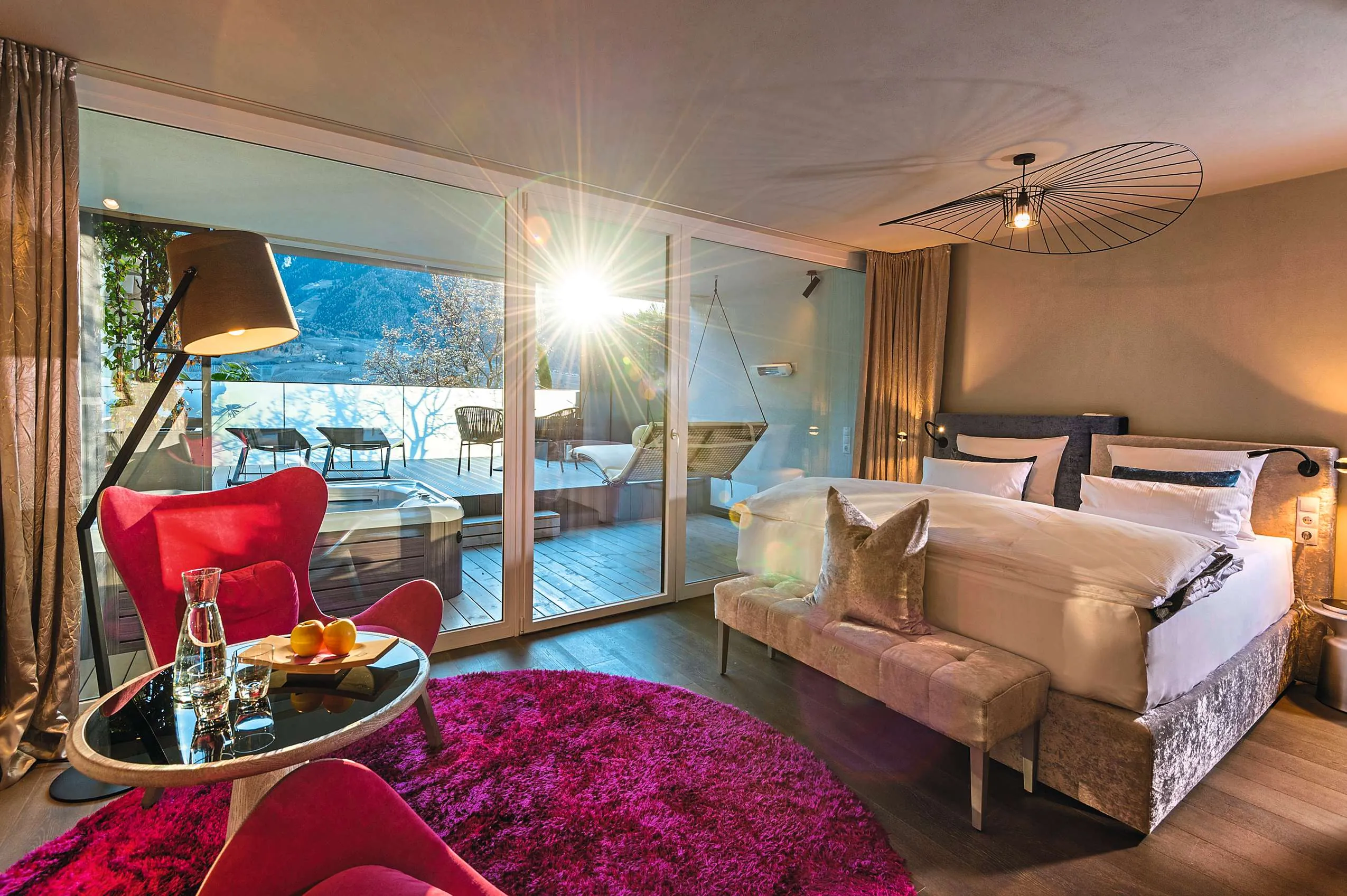 Zimmer mit Boxspringbett, Balkon und Whirlpool im Preidlhof