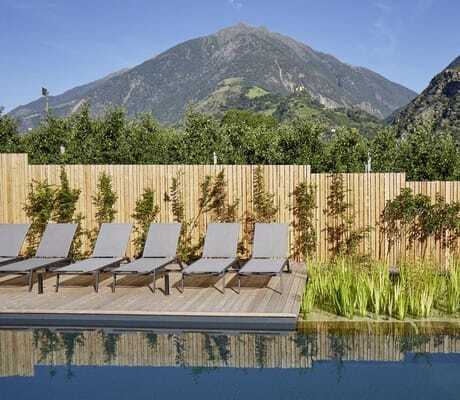Biopool mit Liegen und Seegras in den Cirna Gentle Luxury Lodges