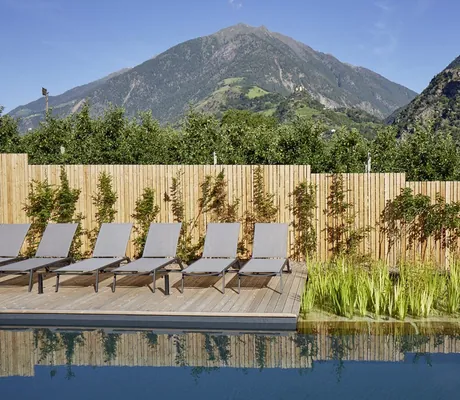 Biopool mit Liegen und Seegras in den Cirna Gentle Luxury Lodges