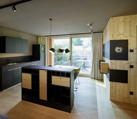 Moderne, schwarze Küche in den Cirna Gentle Luxury Lodges