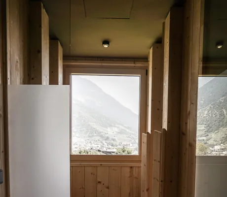 Private Spa mit Infrarotkabine und Ausblick aufs Vinschgau in den Cirna Gentle Luxury Lodges