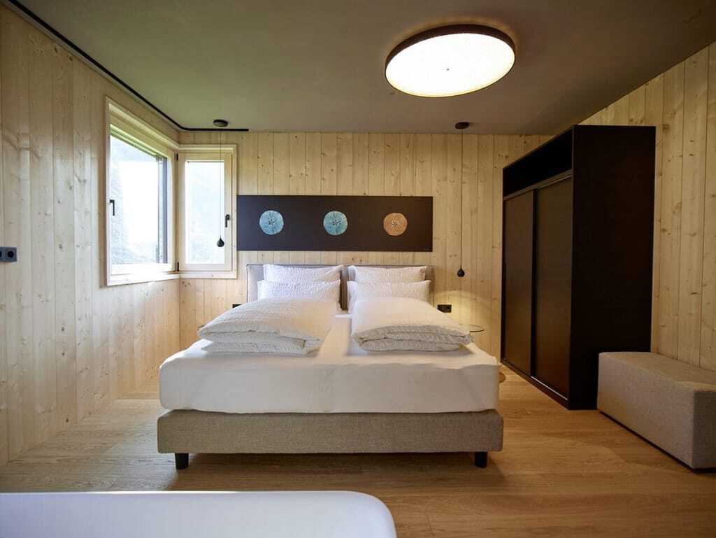 Schlafzimmer in den Cirna Gentle Luxury Lodges mit Doppelbett