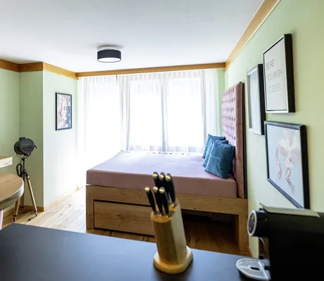 Wohnbereich im Appartement des Lechlife Travelhouse mit Daybed und Küchenzeile