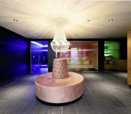 Moderne Saunabereich mit Kronleuchter und drei unterschiedlichen Saunen im Lechlife Travelhouse