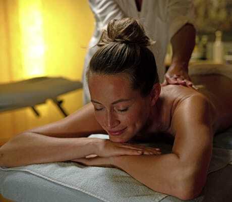 Junge Frau auf Liege erhält eine Massage im Strandhotel Weissenhäuser Strand
