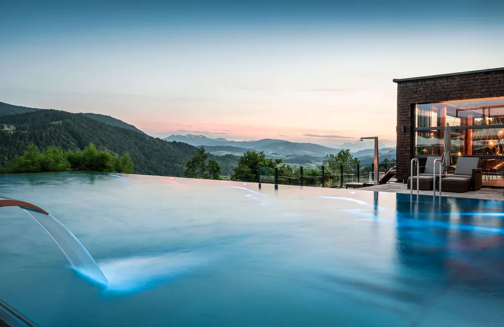 Panoramapool bei Sonnenaufgang des Bergkristall