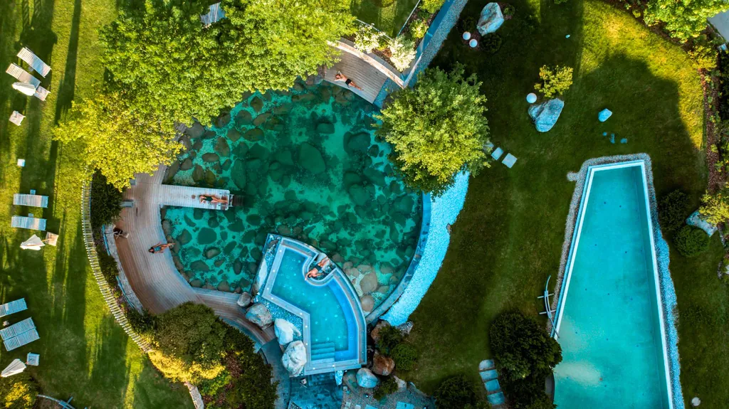 Vogelperspektive auf Poollandschaft des Hotel Jungbrunn