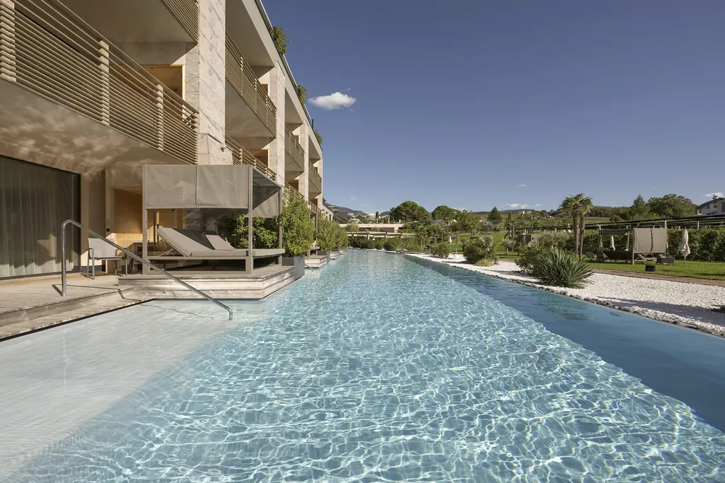 Poollandschaft des Hotel Weinegg mit Himmelbett