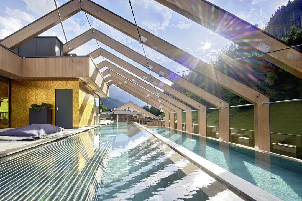 Blick auf den Rooftop-Pool des Wellnesshotel ZillergrundRock mit beeindruckender Dachkonstruktion