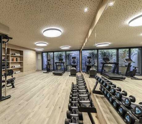 Fitnessraum mit verschiedenen Geräten im AVIDEA