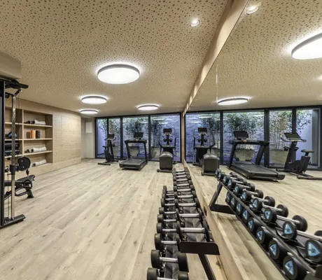 Fitnessraum mit verschiedenen Geräten im AVIDEA