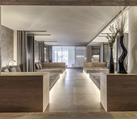 Spabereich des AVIDEA mit mehreren beigefarbenen Ruheliegen