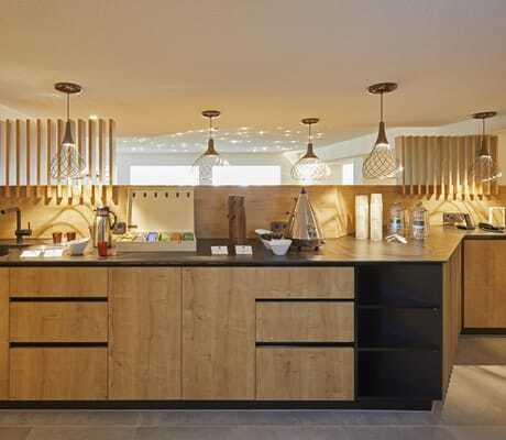 Frühstückstheke in Holzoptik im Bergfried Hotel
