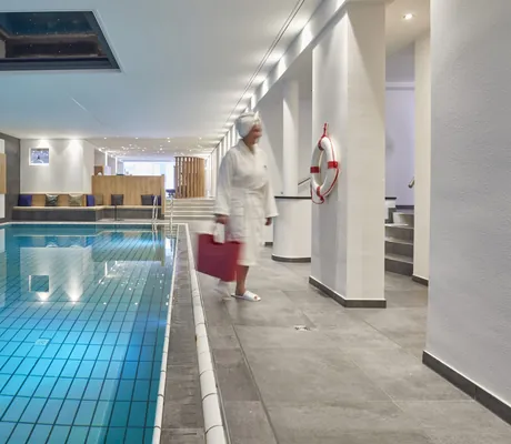 Indoorpool des Bergfried Hotel mit Sternenhimmel und Sitzmöglichkeiten