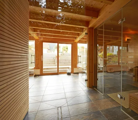 Spabereich des Bergfried Hotels mit Blick auf die Sauna