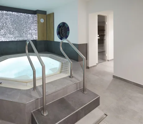 kleiner Whirlpool im Bergfried Hotel