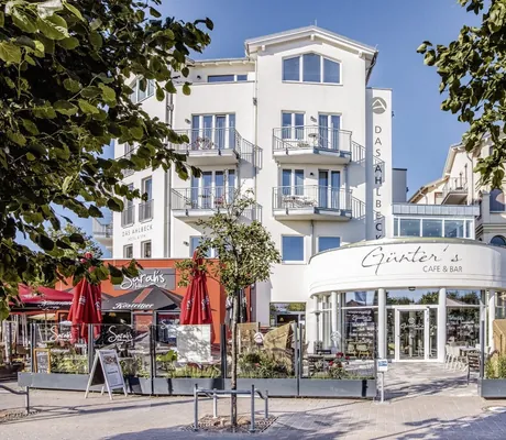 Blick auf das Wellnesshotel DAS AHLBECK Hotel & Spa mit Günter´s Cafe & Bar im Vordergrund