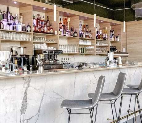 Modern gestaltete Bar im Wellnesshotel DAS AHLBECK Hotel & Spa