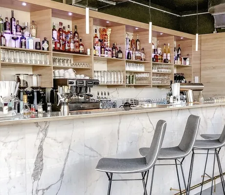 Modern gestaltete Bar im Wellnesshotel DAS AHLBECK Hotel & Spa