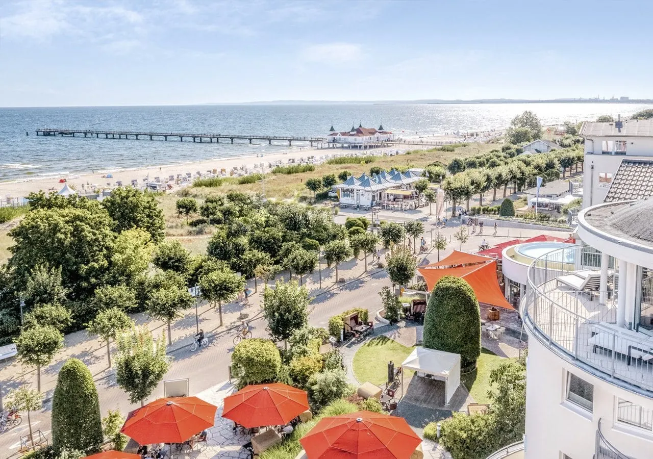 Blick von der Terrasse des Wellnesshotels DAS AHLBECK Hotel & Spa auf die Promenade und die Ostsee