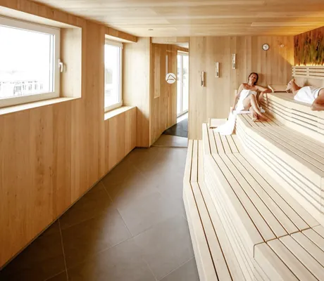 Sauna im Wellnesshotel DAS AHLBECK Hotel & Spa mit zwei Frauen