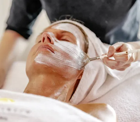 Frau erhält Beauty-Treatment im Gesicht im Wellnesshotel DAS AHLBECK Hotel & Spa