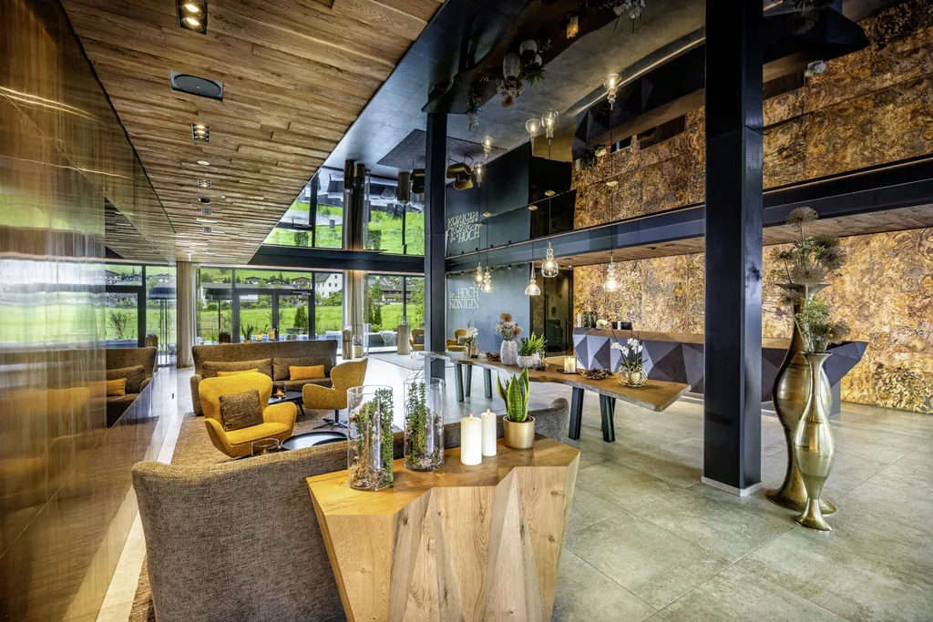 Atrium im Hotel die HOCHKÖNIGIN mit hohen Giebeln und gelben Sesseln