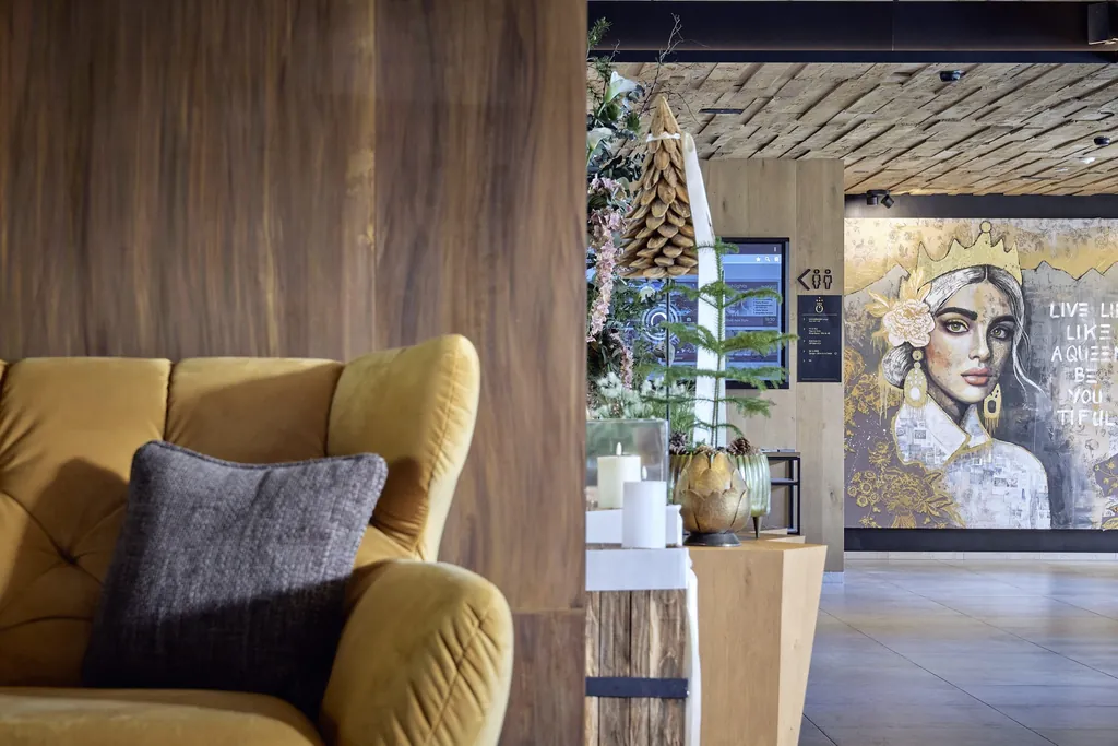 Lobby im Hotel die HOCHKÖNIGIN mit Bild der Königin und gelbem Sessel