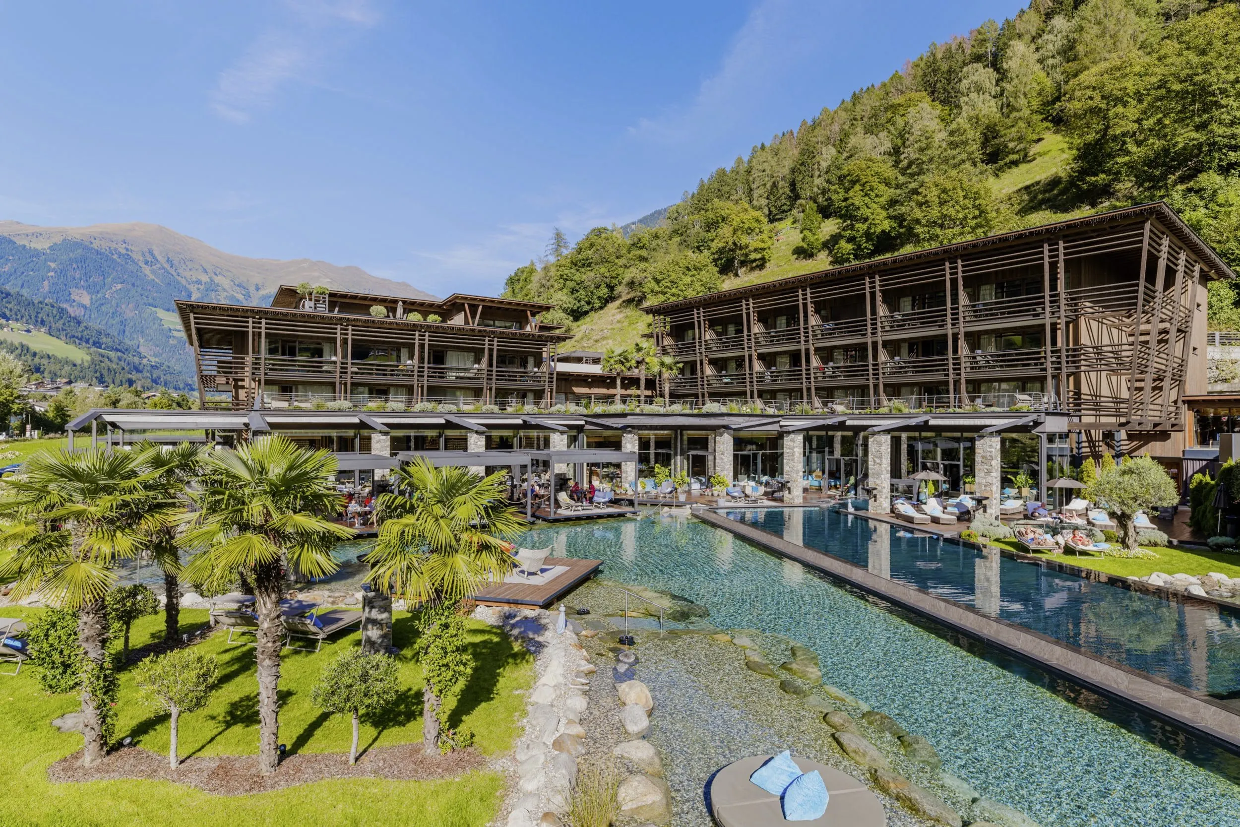 Außenaufnahme der Andreus Golf Lodge mit Outdoorpool und Palmen